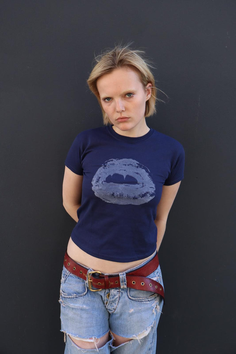 NAVY LIPS TEE