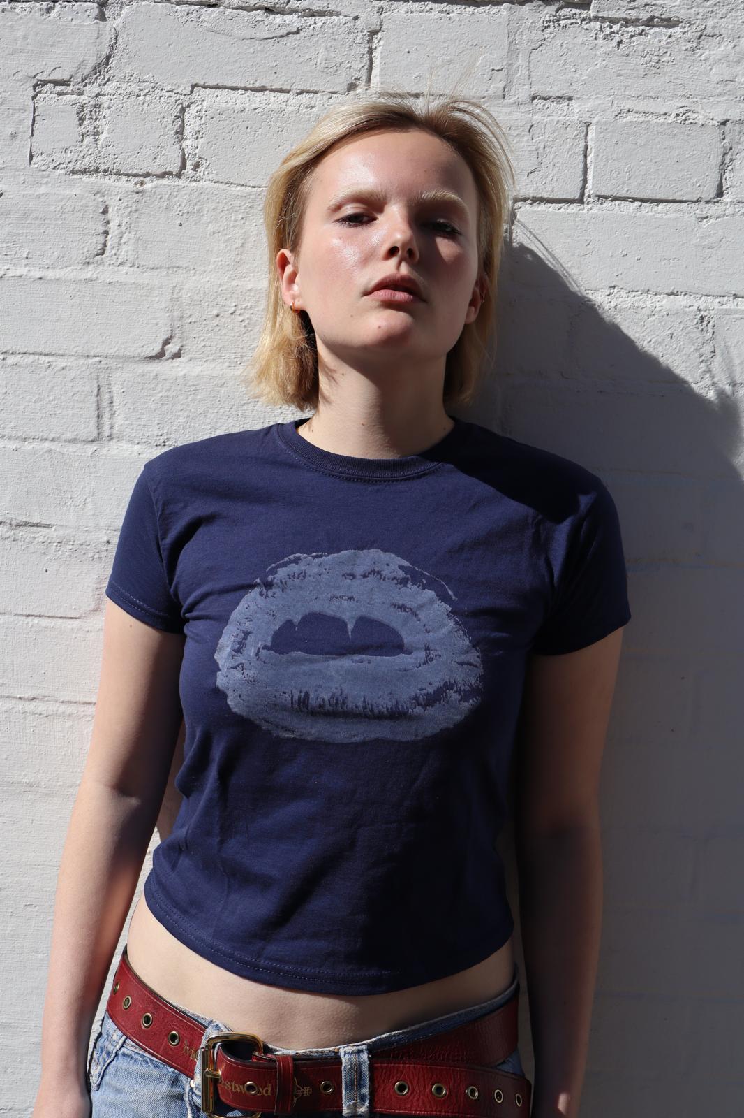 NAVY LIPS TEE